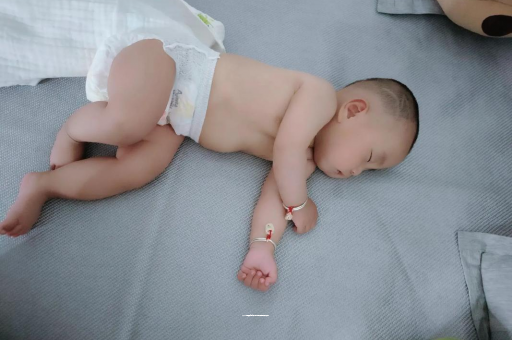 桂平宝宝睡觉爱翻身