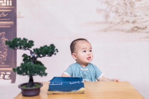 桂平怀孕肚子中间凹两边凸